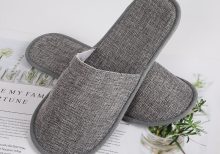 Dép đi trong phòng khách sạn