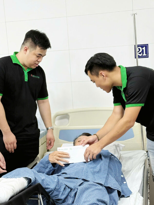 Công ty Falcon tặng 200 phần quà cho bệnh nhân tại bệnh viện Thanh Nhàn