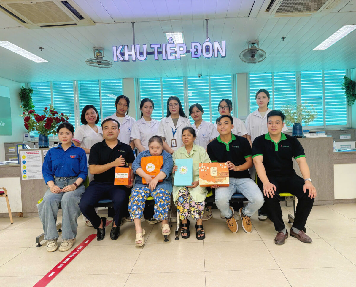 Công ty Falcon tặng 200 phần quà cho bệnh nhân tại bệnh viện Thanh Nhàn